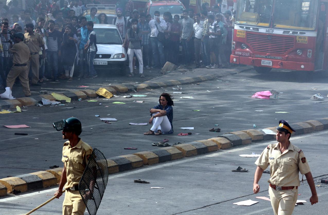 TEARY EYED: Actress Sonakshi Sinha found herself sitting on a Mumbai street with a large crowd while having tear gas pelted at her for a shooting in south Mumbai on a Sunday morning.
Pic/Satej Shinde